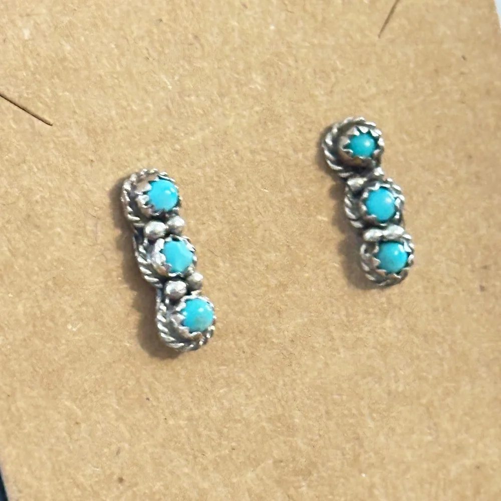 925 - Navajo crafted Sleeping Beauty Blue Turquoise. 3 round stones each earring - Picture 11 of 12